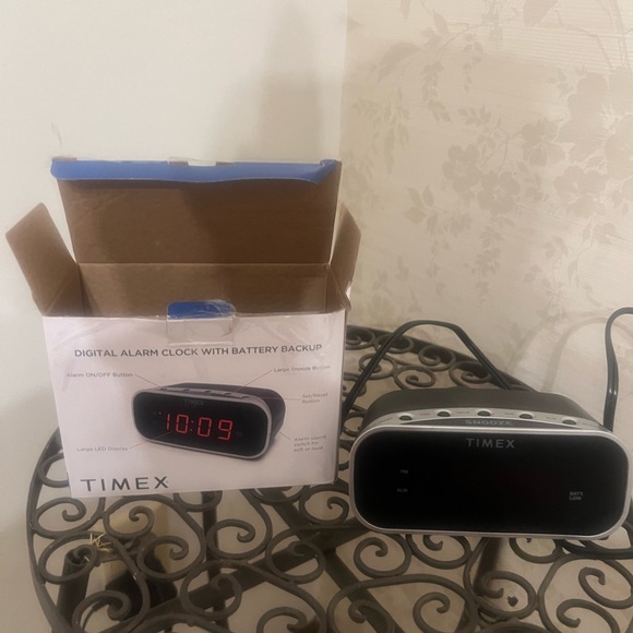 Timex alarm clock - Picture 2 of 4